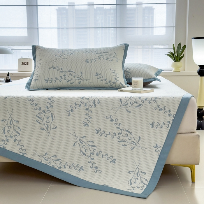 91家纺网 家纺一手货源 找家纺 倾慕家纺 2026新款PE时尚风豆豆凉席花卉系列--床席款 夏日清新蓝床席款