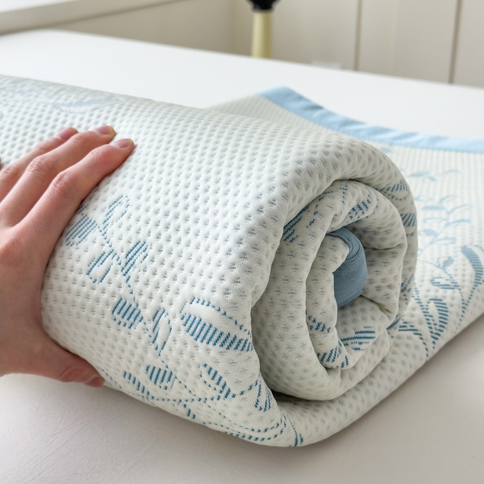 91家纺网 家纺一手货源 找家纺 倾慕家纺 2026新款PE时尚风豆豆凉席花卉系列--床席款 夏日清新蓝床席款