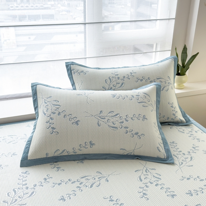 91家纺网 家纺一手货源 找家纺 倾慕家纺 2026新款PE时尚风豆豆凉席花卉系列--床席款 夏日清新蓝床席款