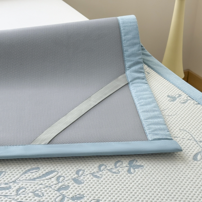 91家纺网 家纺一手货源 找家纺 倾慕家纺 2026新款PE时尚风豆豆凉席花卉系列--床席款 夏日清新蓝床席款