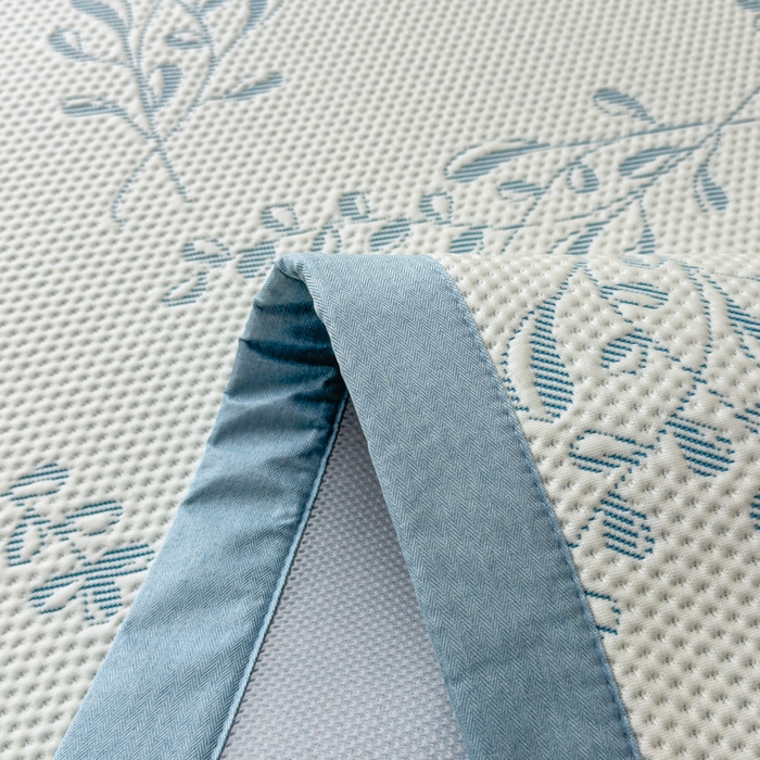 91家纺网 家纺一手货源 找家纺 倾慕家纺 2026新款PE时尚风豆豆凉席花卉系列--床席款 夏日清新蓝床席款