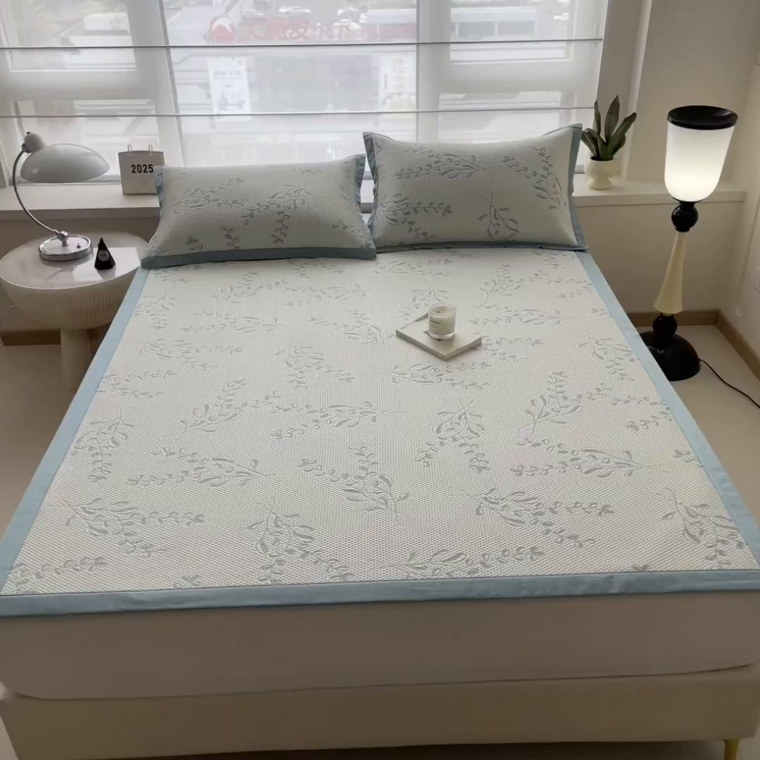 91家纺网 家纺一手货源 找家纺 倾慕家纺 2026新款PE时尚风豆豆凉席花卉系列--床席款 夏日清新蓝床席款