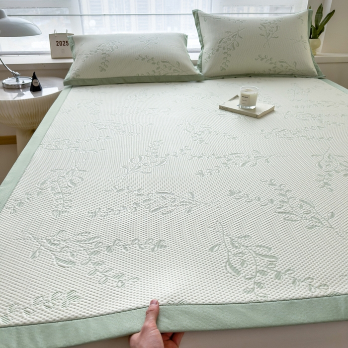 91家纺网 家纺一手货源 找家纺 倾慕家纺 2026新款PE时尚风豆豆凉席花卉系列--床席款 夏日清新绿床席款