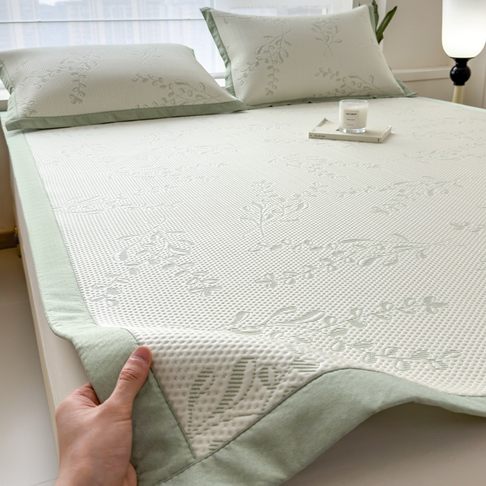 91家纺网 家纺一手货源 找家纺 倾慕家纺 2026新款PE时尚风豆豆凉席花卉系列--床席款 夏日清新绿床席款