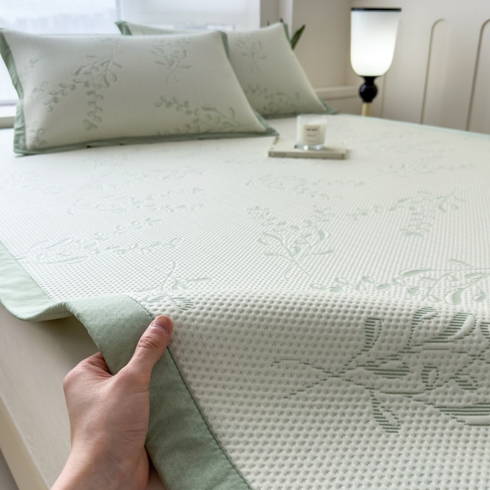 91家纺网 家纺一手货源 找家纺 倾慕家纺 2026新款PE时尚风豆豆凉席花卉系列--床席款 夏日清新绿床席款