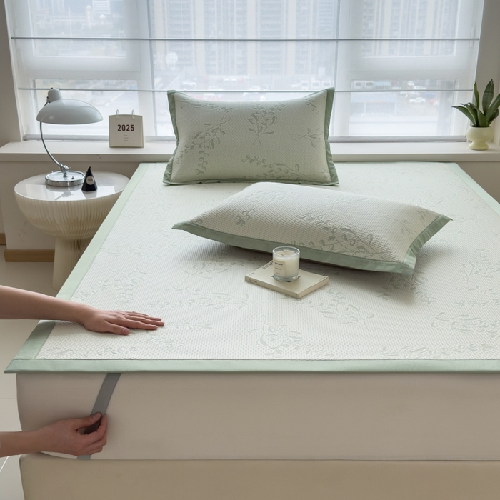 91家纺网 家纺一手货源 找家纺 倾慕家纺 2026新款PE时尚风豆豆凉席花卉系列--床席款 夏日清新绿床席款