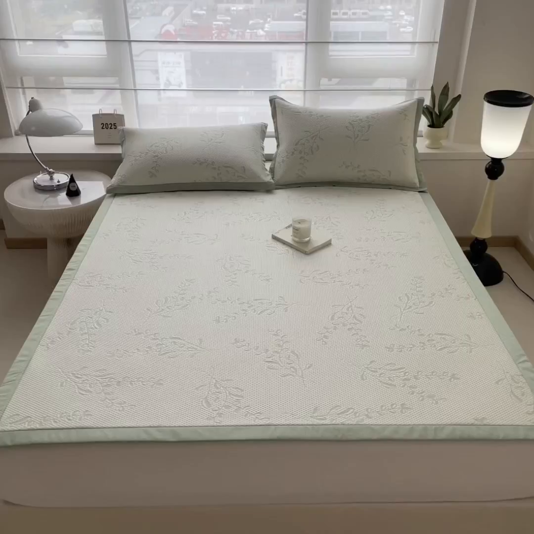 91家纺网 家纺一手货源 找家纺 倾慕家纺 2026新款PE时尚风豆豆凉席花卉系列--床席款 夏日清新绿床席款