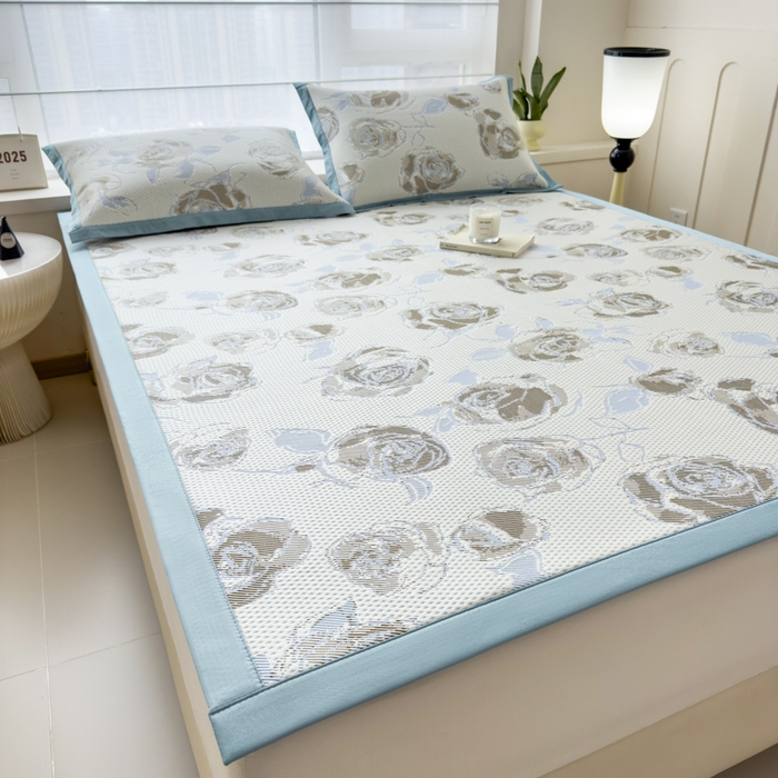 91家纺网 家纺一手货源 找家纺 倾慕家纺 2026新款PE时尚风豆豆凉席花卉系列--床席款 写意玫瑰床席款