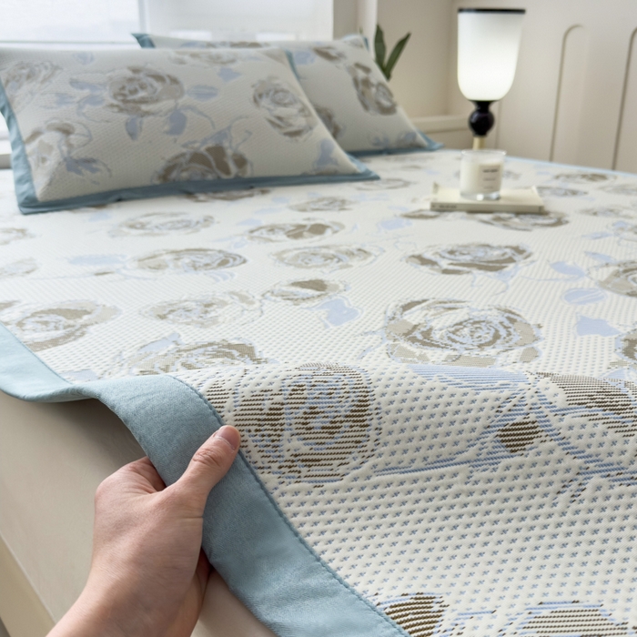 91家纺网 家纺一手货源 找家纺 倾慕家纺 2026新款PE时尚风豆豆凉席花卉系列--床席款 写意玫瑰床席款