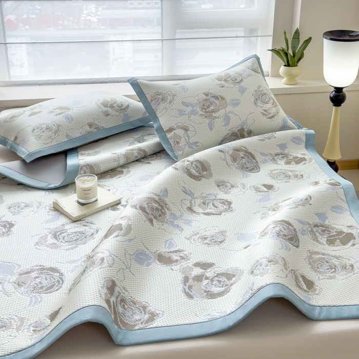 91家纺网 家纺一手货源 找家纺 倾慕家纺 2026新款PE时尚风豆豆凉席花卉系列--床席款 写意玫瑰床席款