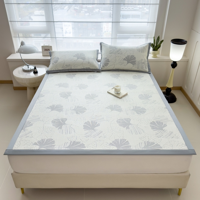 91家纺网 家纺一手货源 找家纺 倾慕家纺 2026新款PE时尚风豆豆凉席花卉系列--床席款 杏叶灰床席款