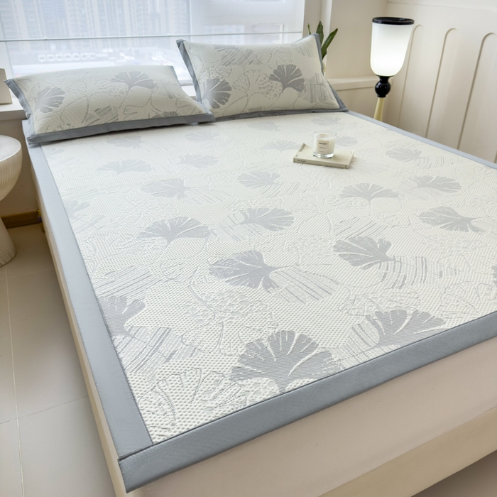 91家纺网 家纺一手货源 找家纺 倾慕家纺 2026新款PE时尚风豆豆凉席花卉系列--床席款 杏叶灰床席款