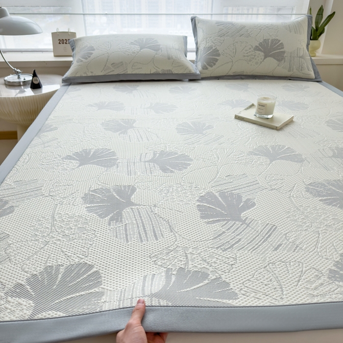 91家纺网 家纺一手货源 找家纺 倾慕家纺 2026新款PE时尚风豆豆凉席花卉系列--床席款 杏叶灰床席款