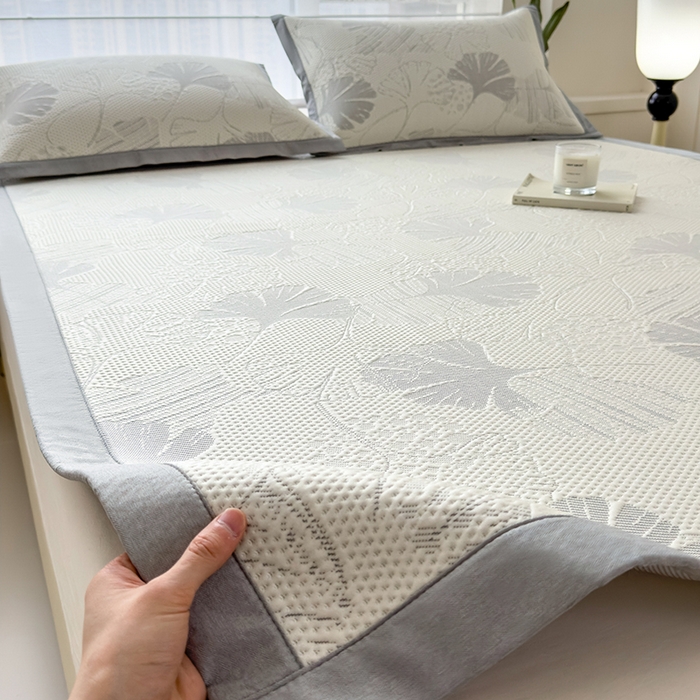 91家纺网 家纺一手货源 找家纺 倾慕家纺 2026新款PE时尚风豆豆凉席花卉系列--床席款 杏叶灰床席款