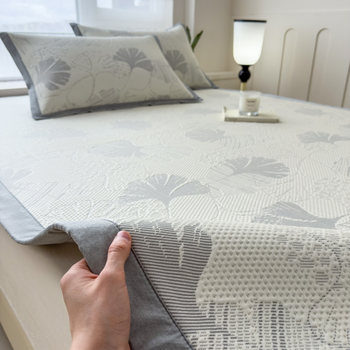 91家纺网 家纺一手货源 找家纺 倾慕家纺 2026新款PE时尚风豆豆凉席花卉系列--床席款 杏叶灰床席款