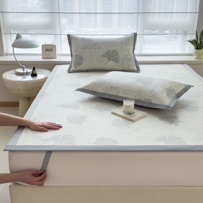 91家纺网 家纺一手货源 找家纺 倾慕家纺 2026新款PE时尚风豆豆凉席花卉系列--床席款 杏叶灰床席款