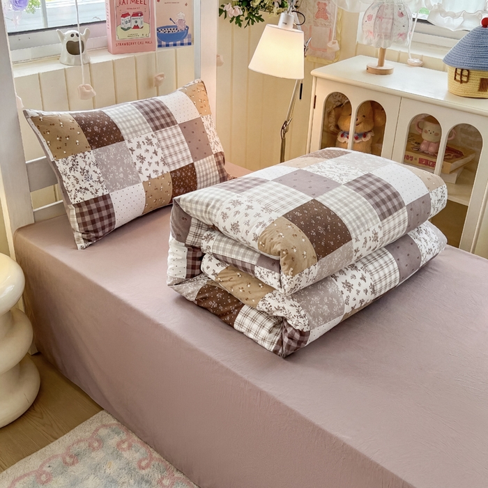 91家纺网 家纺一手货源 找家纺 简冠家纺 2026新款仿棉水洗棉学生三件套宿舍三件套多件套大礼包 墨语云间