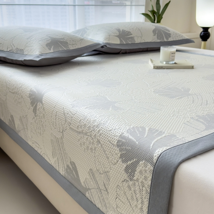 91家纺网 家纺一手货源 找家纺 倾慕家纺 2026新款PE时尚风豆豆凉席花卉系列--床席款 杏叶灰床席款