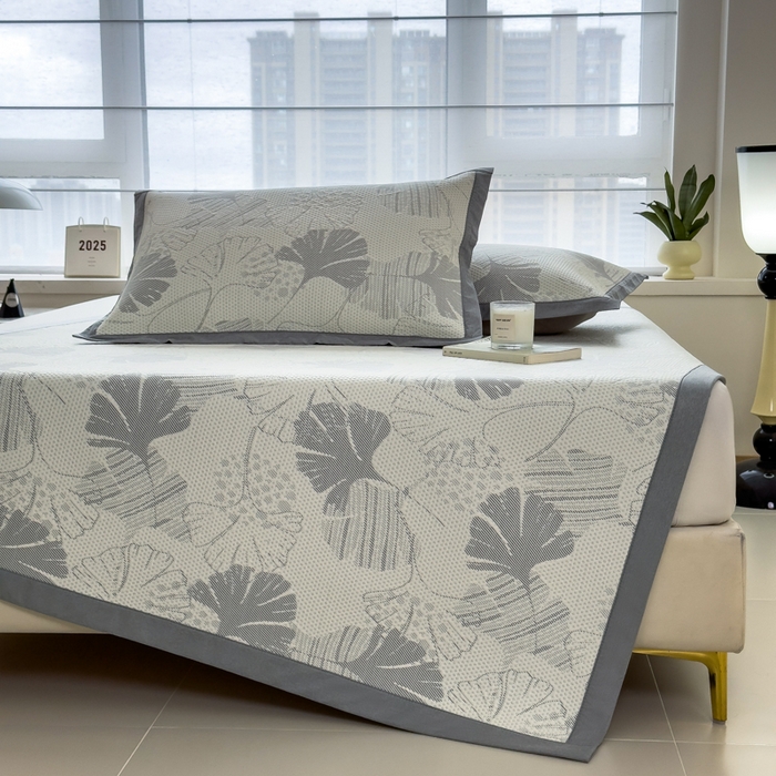 91家纺网 家纺一手货源 找家纺 倾慕家纺 2026新款PE时尚风豆豆凉席花卉系列--床席款 杏叶灰床席款