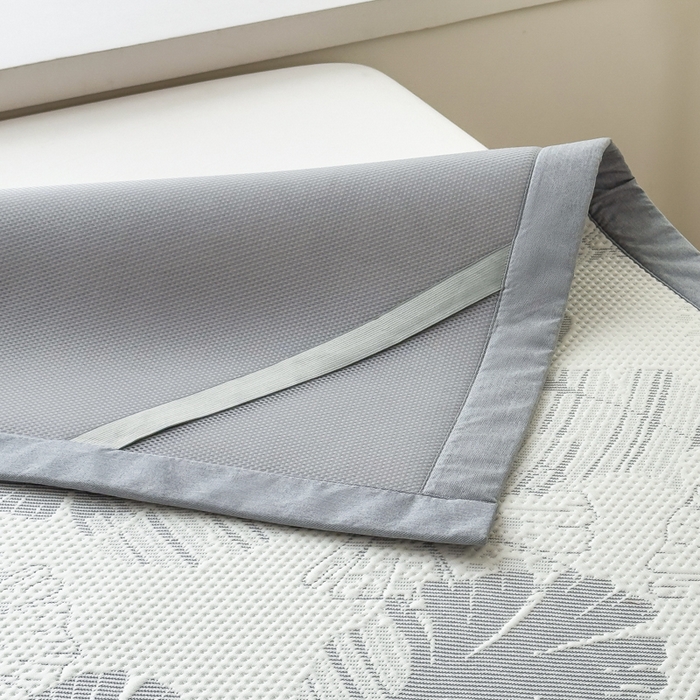 91家纺网 家纺一手货源 找家纺 倾慕家纺 2026新款PE时尚风豆豆凉席花卉系列--床席款 杏叶灰床席款