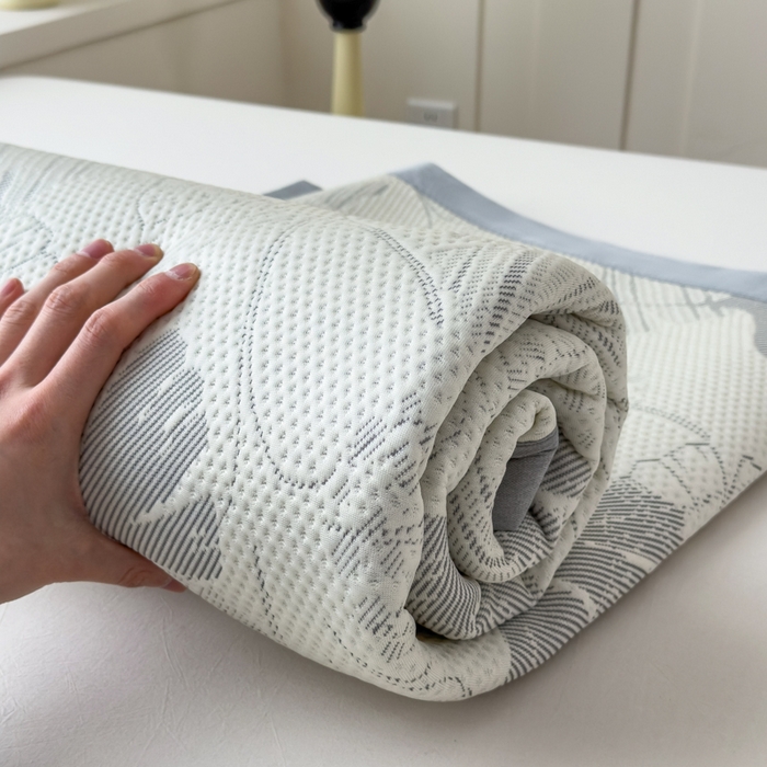 91家纺网 家纺一手货源 找家纺 倾慕家纺 2026新款PE时尚风豆豆凉席花卉系列--床席款 杏叶灰床席款