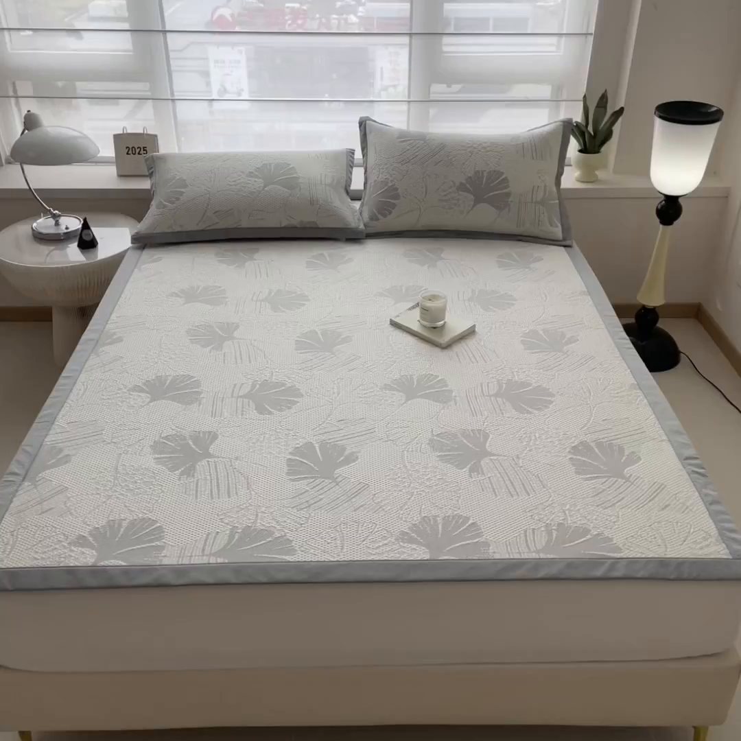 91家纺网 家纺一手货源 找家纺 倾慕家纺 2026新款PE时尚风豆豆凉席花卉系列--床席款 杏叶灰床席款