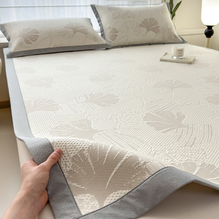 91家纺网 家纺一手货源 找家纺 倾慕家纺 2026新款PE时尚风豆豆凉席花卉系列--床席款 杏叶卡其床席款