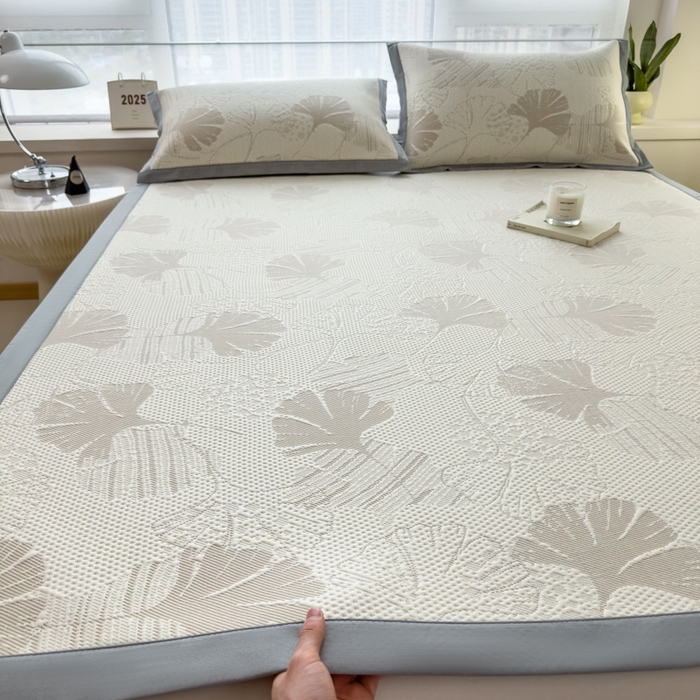 91家纺网 家纺一手货源 找家纺 倾慕家纺 2026新款PE时尚风豆豆凉席花卉系列--床席款 杏叶卡其床席款