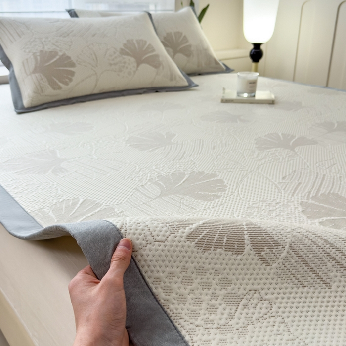 91家纺网 家纺一手货源 找家纺 倾慕家纺 2026新款PE时尚风豆豆凉席花卉系列--床席款 杏叶卡其床席款