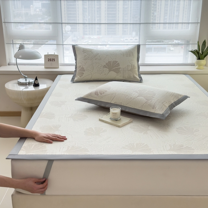 91家纺网 家纺一手货源 找家纺 倾慕家纺 2026新款PE时尚风豆豆凉席花卉系列--床席款 杏叶卡其床席款