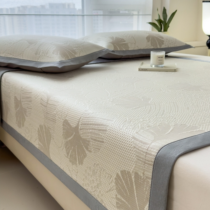 91家纺网 家纺一手货源 找家纺 倾慕家纺 2026新款PE时尚风豆豆凉席花卉系列--床席款 杏叶卡其床席款