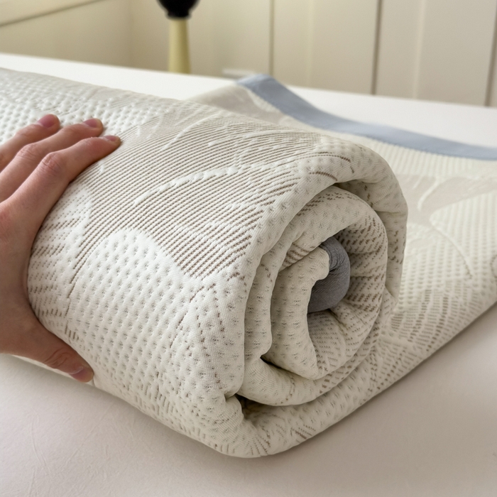 91家纺网 家纺一手货源 找家纺 倾慕家纺 2026新款PE时尚风豆豆凉席花卉系列--床席款 杏叶卡其床席款