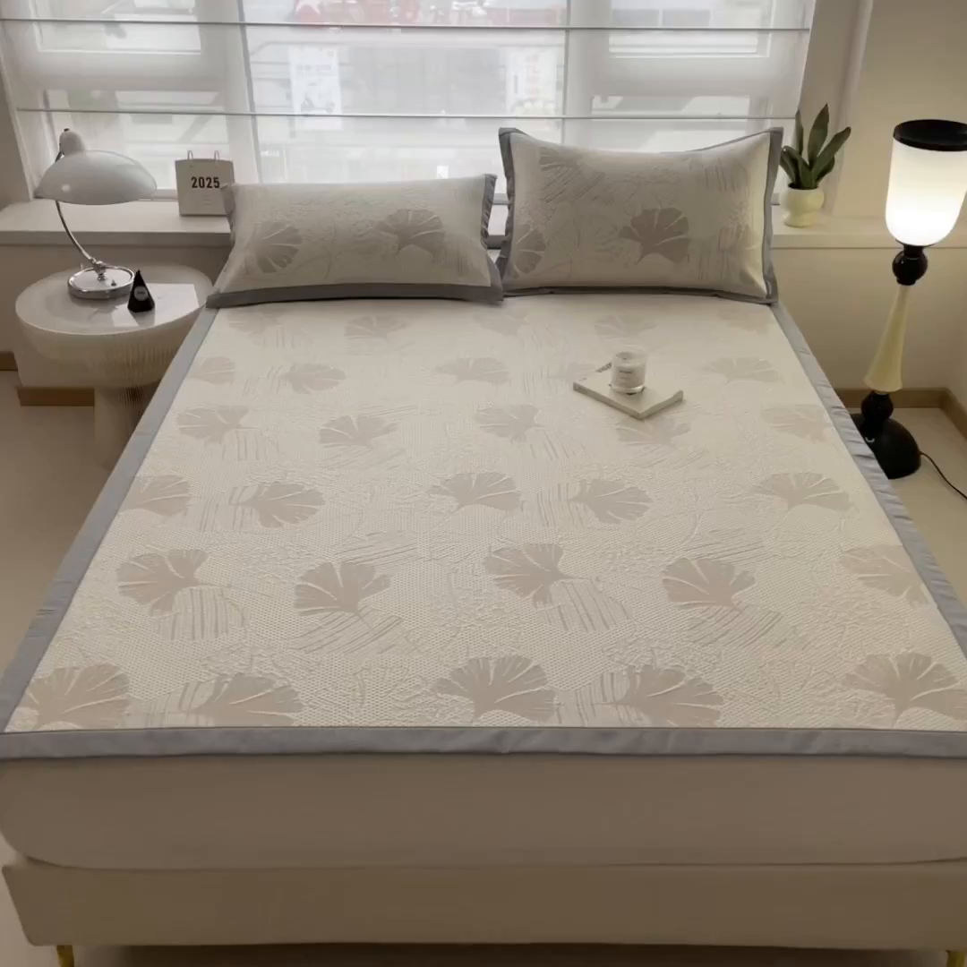 91家纺网 家纺一手货源 找家纺 倾慕家纺 2026新款PE时尚风豆豆凉席花卉系列--床席款 杏叶卡其床席款