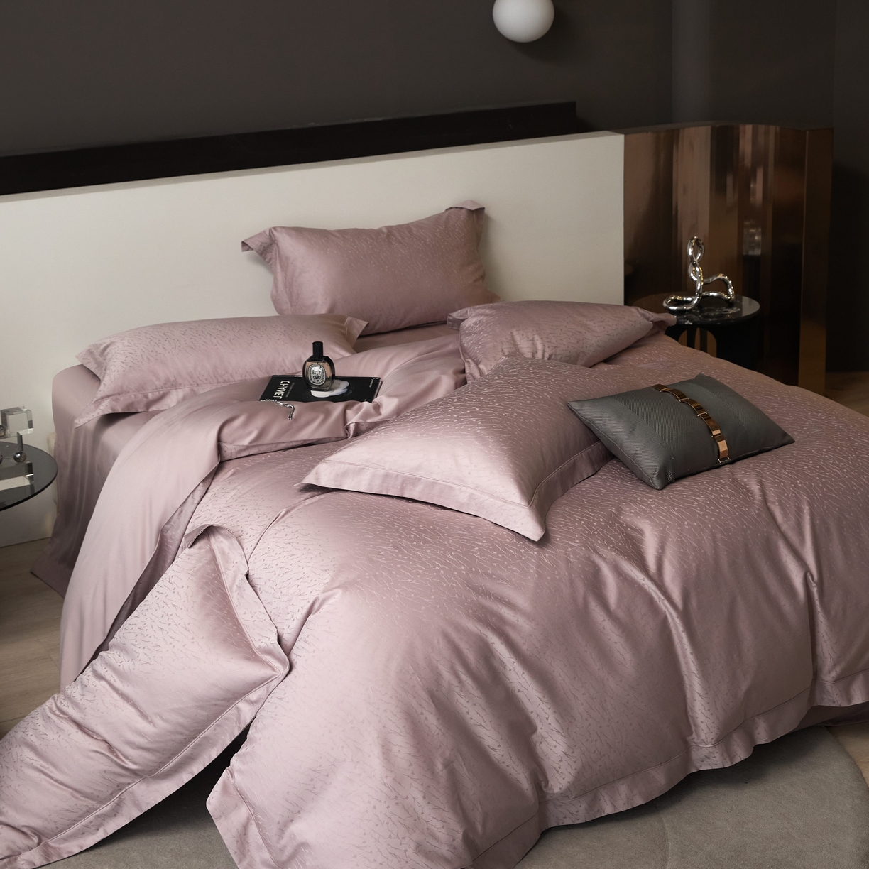 91家纺网 家纺一手货源 找家纺 榻尚家居 2026新款埋绳提花系列全棉纯棉贡缎提花四件套 艾克亚（灰紫）