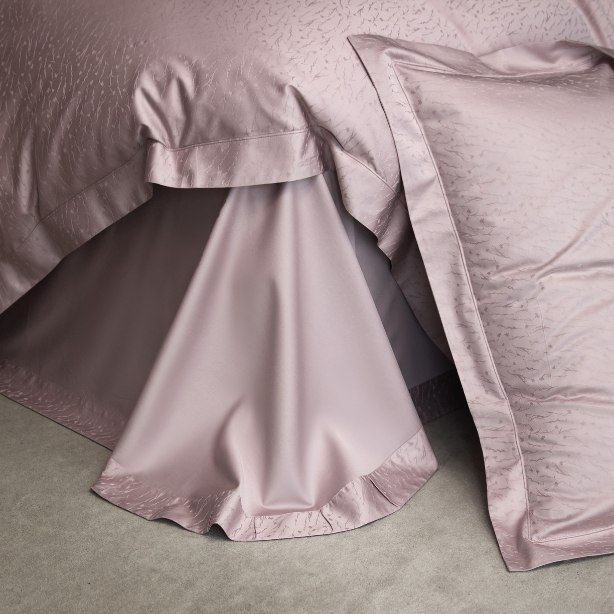 91家纺网 家纺一手货源 找家纺 榻尚家居 2026新款埋绳提花系列全棉纯棉贡缎提花四件套 艾克亚（灰紫）