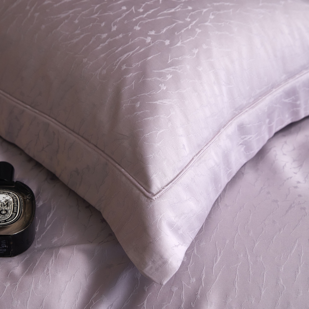 91家纺网 家纺一手货源 找家纺 榻尚家居 2026新款埋绳提花系列全棉纯棉贡缎提花四件套 艾克亚（温馨紫）