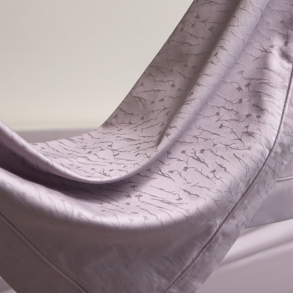 91家纺网 家纺一手货源 找家纺 榻尚家居 2026新款埋绳提花系列全棉纯棉贡缎提花四件套 艾克亚（温馨紫）