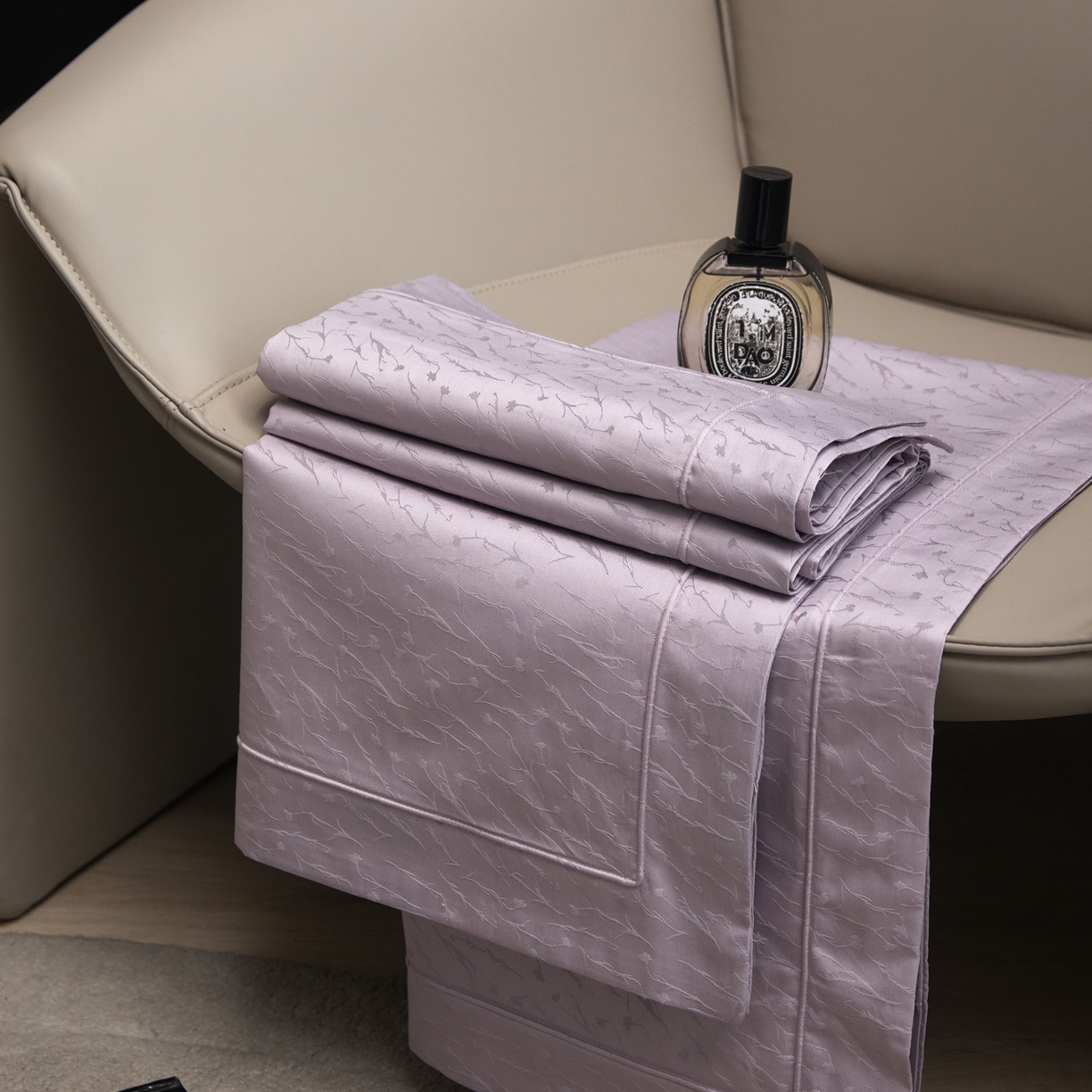 91家纺网 家纺一手货源 找家纺 榻尚家居 2026新款埋绳提花系列全棉纯棉贡缎提花四件套 艾克亚（温馨紫）