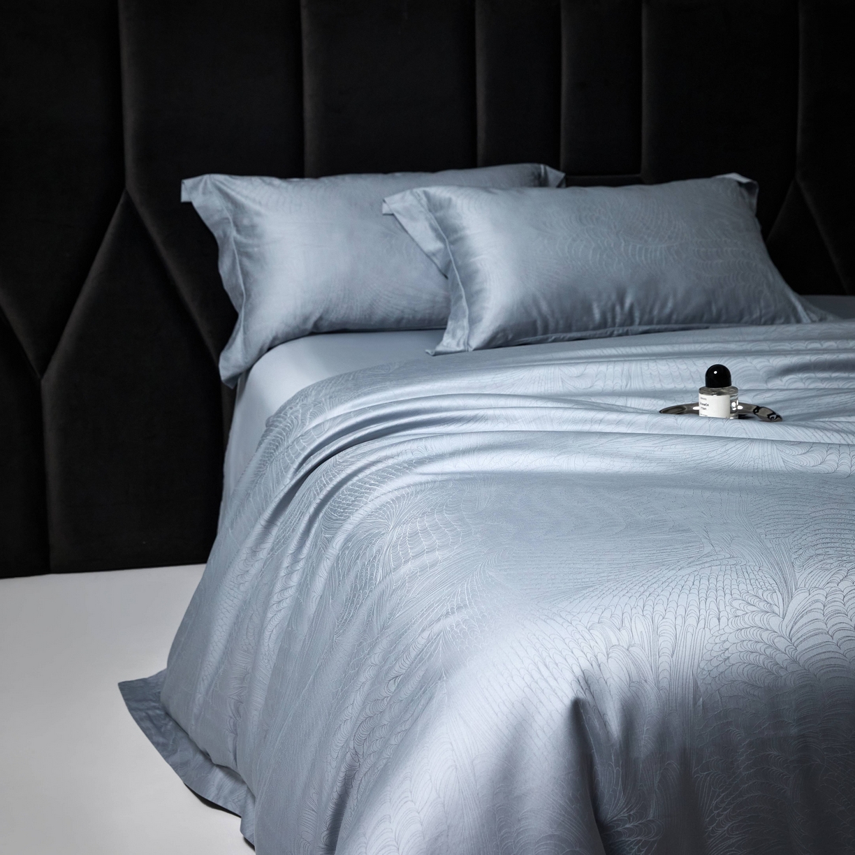 91家纺网 家纺一手货源 找家纺 榻尚家居 2026新款埋绳提花系列全棉纯棉贡缎提花四件套 格律时尚-蓝灰