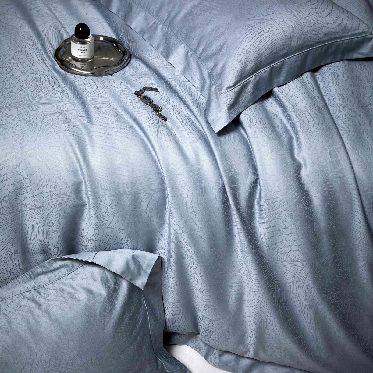 91家纺网 家纺一手货源 找家纺 榻尚家居 2026新款埋绳提花系列全棉纯棉贡缎提花四件套 格律时尚-蓝灰