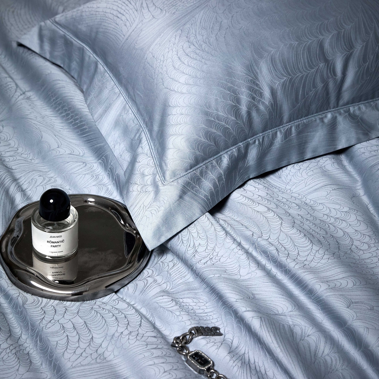 91家纺网 家纺一手货源 找家纺 榻尚家居 2026新款埋绳提花系列全棉纯棉贡缎提花四件套 格律时尚-蓝灰