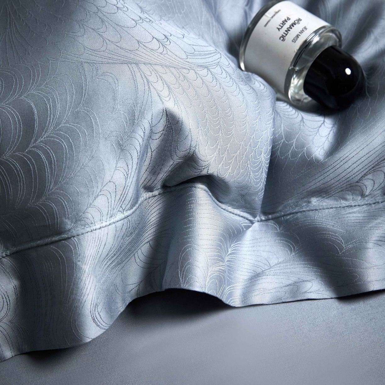 91家纺网 家纺一手货源 找家纺 榻尚家居 2026新款埋绳提花系列全棉纯棉贡缎提花四件套 格律时尚-蓝灰