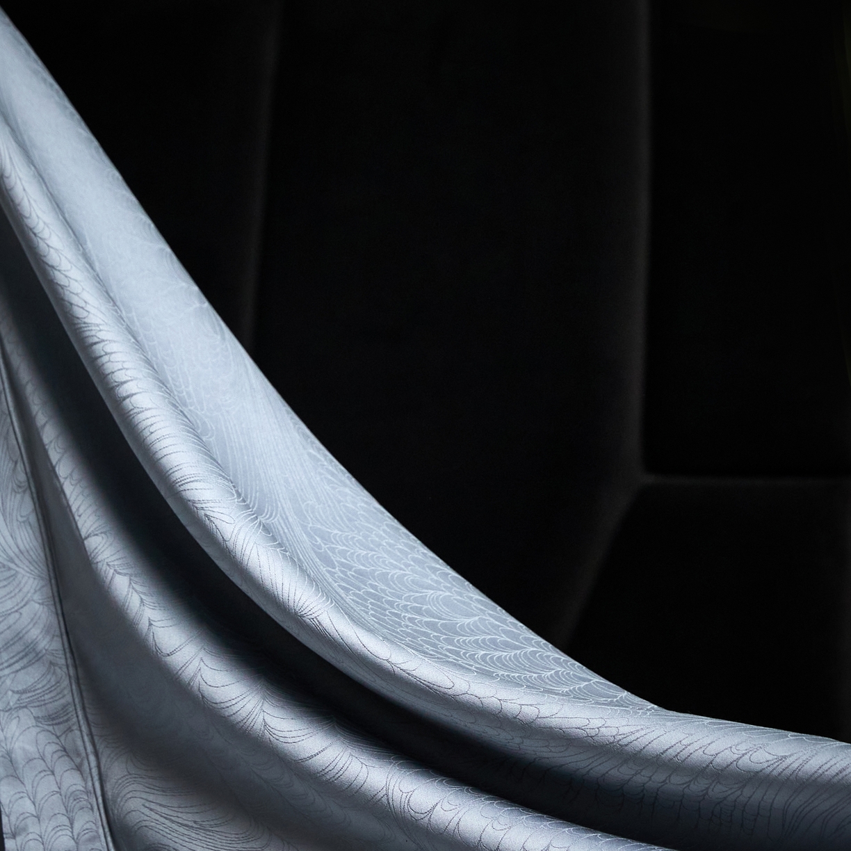 91家纺网 家纺一手货源 找家纺 榻尚家居 2026新款埋绳提花系列全棉纯棉贡缎提花四件套 格律时尚-蓝灰