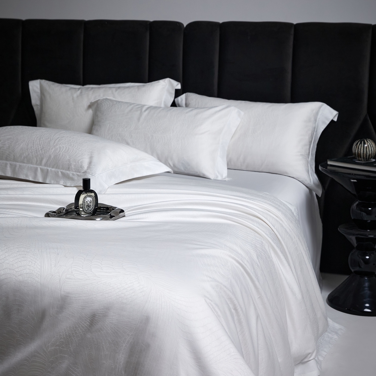 91家纺网 家纺一手货源 找家纺 榻尚家居 2026新款埋绳提花系列全棉纯棉贡缎提花四件套 格律时尚-增白