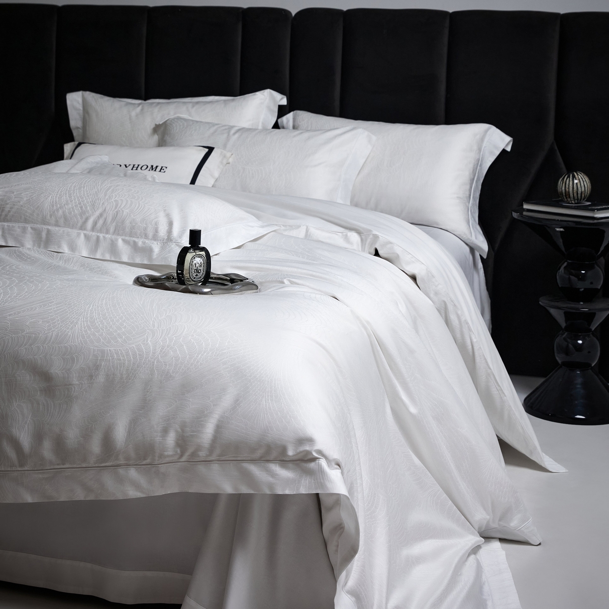 91家纺网 家纺一手货源 找家纺 榻尚家居 2026新款埋绳提花系列全棉纯棉贡缎提花四件套 格律时尚-增白