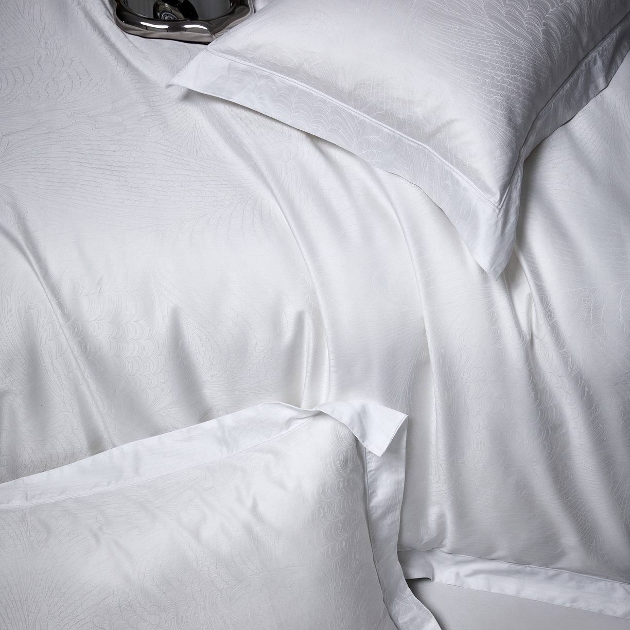 91家纺网 家纺一手货源 找家纺 榻尚家居 2026新款埋绳提花系列全棉纯棉贡缎提花四件套 格律时尚-增白