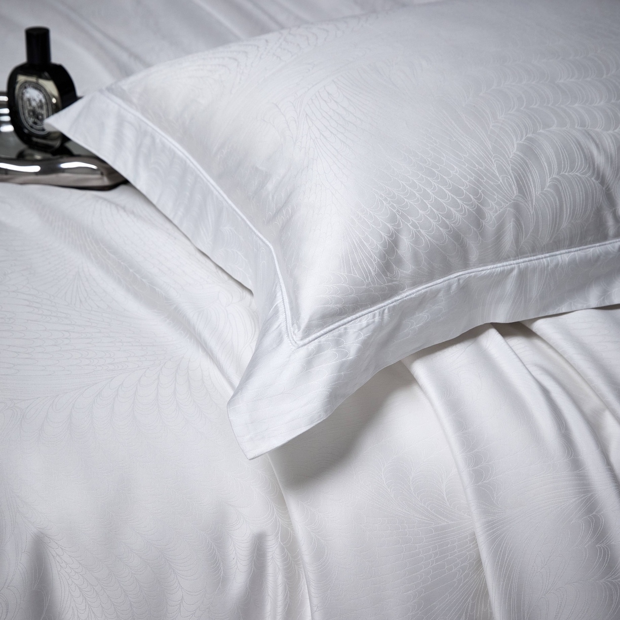 91家纺网 家纺一手货源 找家纺 榻尚家居 2026新款埋绳提花系列全棉纯棉贡缎提花四件套 格律时尚-增白