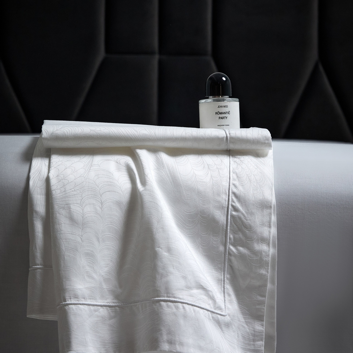 91家纺网 家纺一手货源 找家纺 榻尚家居 2026新款埋绳提花系列全棉纯棉贡缎提花四件套 格律时尚-增白