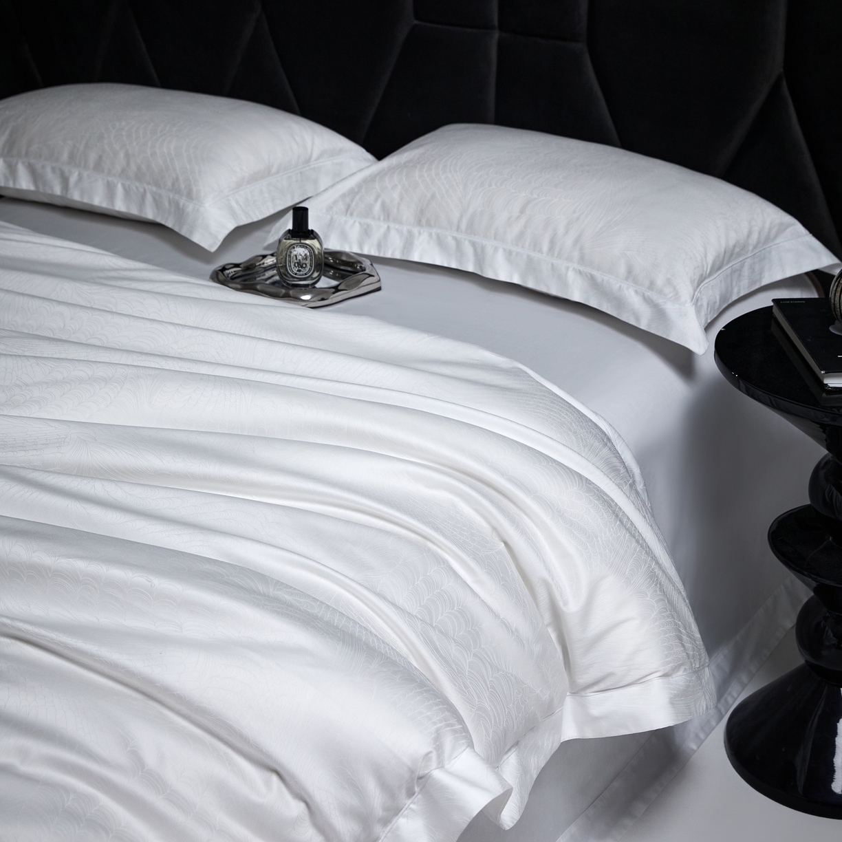 91家纺网 家纺一手货源 找家纺 榻尚家居 2026新款埋绳提花系列全棉纯棉贡缎提花四件套 格律时尚-增白