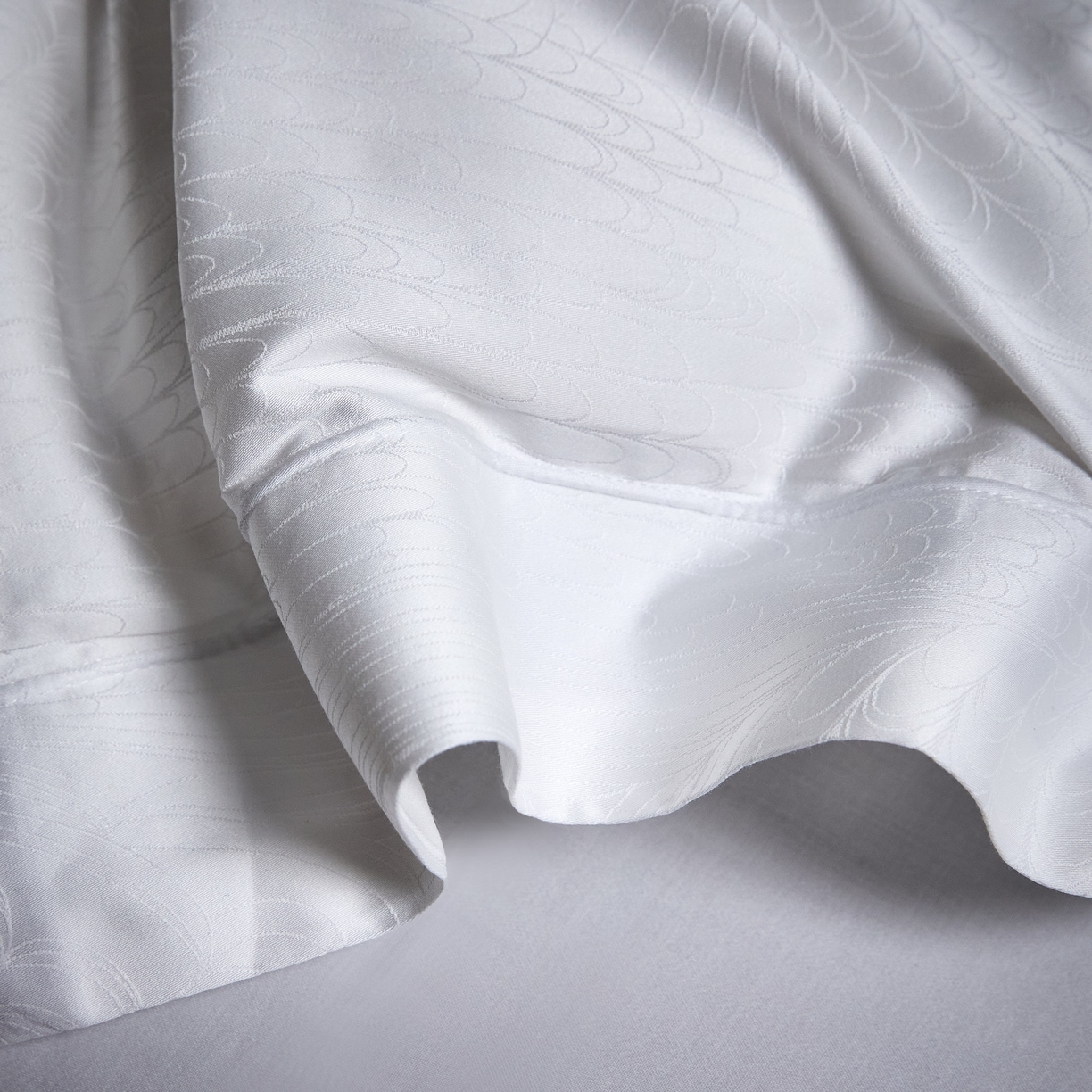 91家纺网 家纺一手货源 找家纺 榻尚家居 2026新款埋绳提花系列全棉纯棉贡缎提花四件套 格律时尚-增白